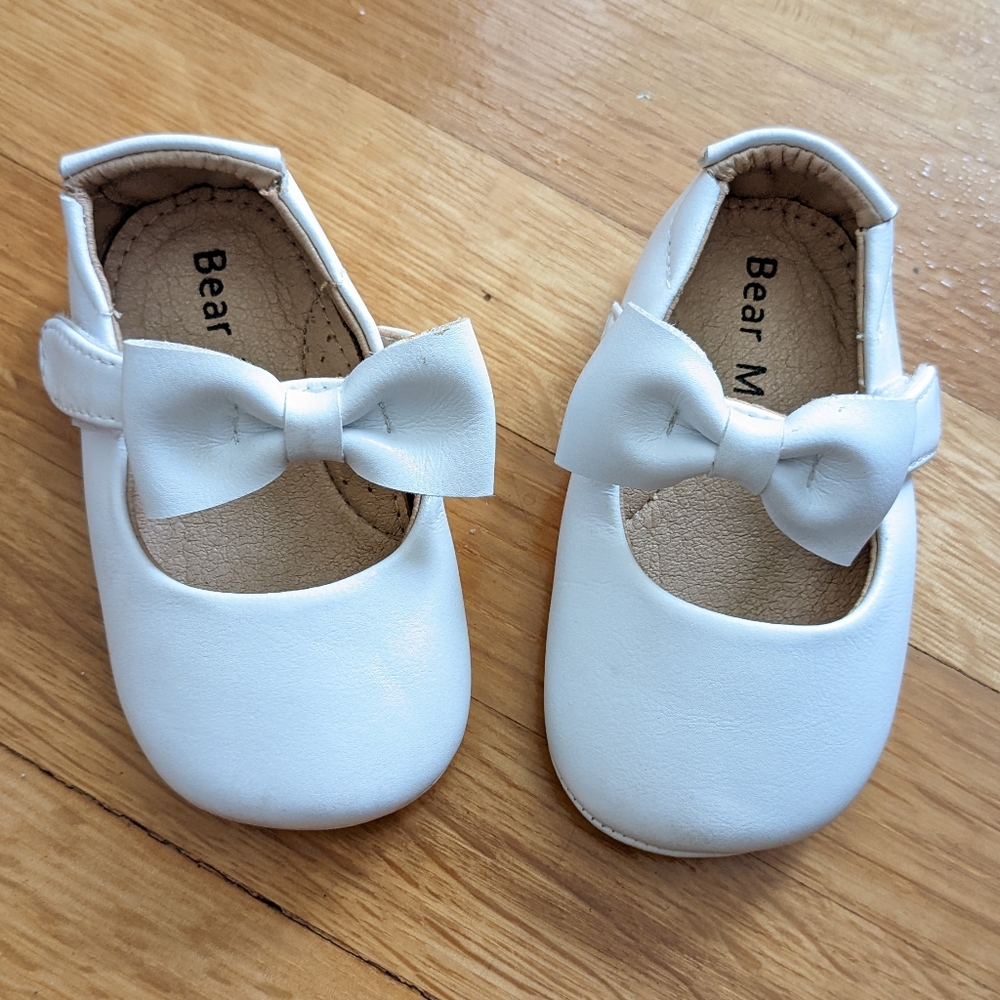 Bear Mall White Toddler Mary Jane Shoes with top bow. Size 130 (about size 5)